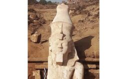 Científicos estadounidenses y arqueólogos egipcios encuentran la mitad de una estatua de Ramses II después de un siglo