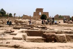 Apertura al público de los "almacenes sur" del Ajmenu en Karnak