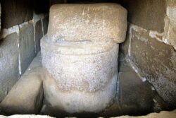 Arqueólogos franceses descubren a qué faraón pertenecía un sarcófago sin identificar hallado hace un siglo en Tanis, antigua capital de Egipto