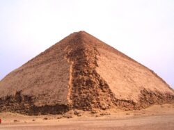 J. A. Belmonte y G. Magli - Investigadores de IAC cuestionan la teoría de evolución de las pirámides