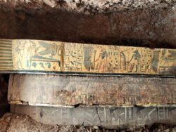 Descubren un depósito de ataúdes policromados de “cantores de Amón” y ocho papiros raros del Tercer Período Intermedio en Al-Qurna, Luxor