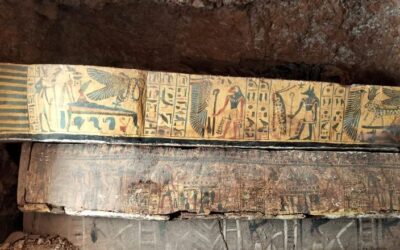 Descubren un depósito de ataúdes policromados de “cantores de Amón” y ocho papiros raros del Tercer Período Intermedio en Al-Qurna, Luxor
