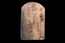 Descubren una estela con una versión completa monolingüe del Decreto de Canopo promulgado por el faraón Ptolomeo III en el año 238 a.C.