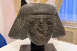 Egipto recupera una importante pieza arqueológica de la época del rey Tutmosis III en cooperación internacional con los Países Bajos