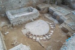 El hallazgo de unos baños públicos circulares y una villa con mosaicos revelan la evolución urbana de Alejandría a lo largo de sus distintas épocas