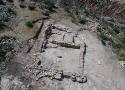 Encuentran raros ornamentos de vidrio de Egipto anteriores a la colonización fenicia en yacimientos de Alicante y Albacete