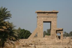 Equipo arqueológico chino-egipcio descubre reliquias ocultas en el templo de Montu, en Luxor