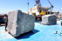 Extraen del fondo del mar 22 grandes bloques del Faro de Alejandría, incluyendo los dinteles de su puerta