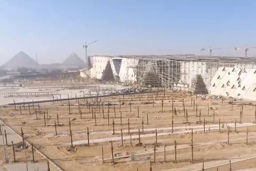 Video grabado por un drone sobrevolando el Gran Museo Egipcio en mayo de 2019.