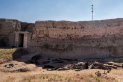 Investigaciones en el ángulo sureste del recinto de Amón-Ra en Karnak