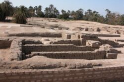 La antigua ciudad de Ajetatón, construida como capital por Akenatón, resurgió como santuario cristiano a finales del periodo romano