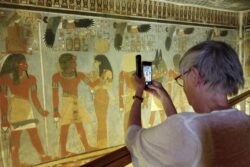 La tumba de Amenhotep III reabre sus puertas en Egipto y deslumbra con sus murales restaurados