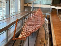 Restauradas y colocadas 16 piezas de madera de la segunda barca de Keops en el Gran Museo Egipcio