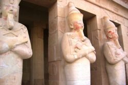 Un equipo polaco-egipcio devuelve a la vida las estatuas perdidas del templo de Hatshepsut con una asombrosa reconstrucción