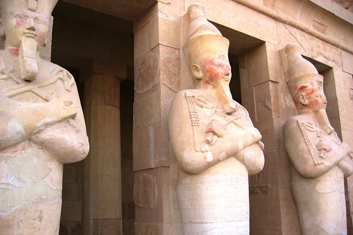Un equipo polaco-egipcio devuelve a la vida las estatuas perdidas del templo de Hatshepsut con una asombrosa reconstrucción