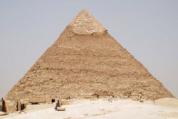 Un falso descubrimiento - Estructuras bajo la pirámide de Jafra