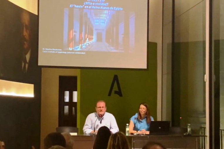 Video de la conferencia los harenes reales durante el Reino Nuevo en Egipto de Martina Bardinova