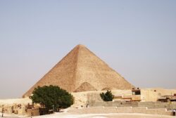 Zahi Hawass-La Gran Pirámide de Keops aún guarda sus secretos
